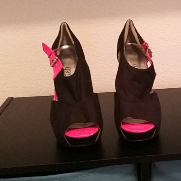 Pink and black heels - Picture 2 of 3
